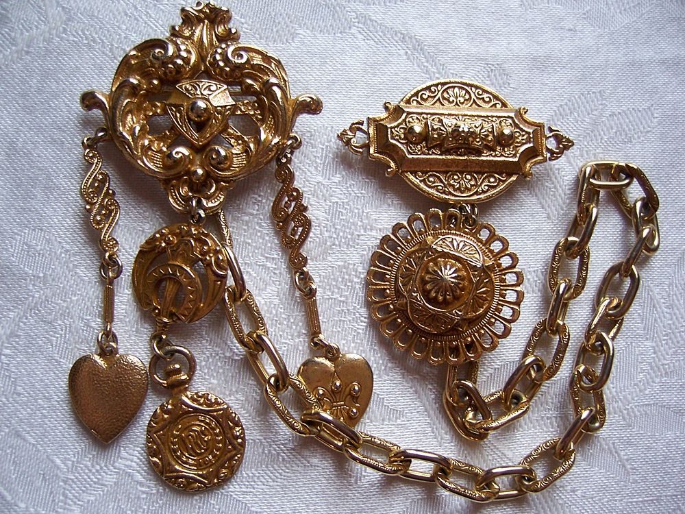 Chatelaine#1 Chatelaine1 Gird Your Loins for 2010 (And Make a Fashion Statement)