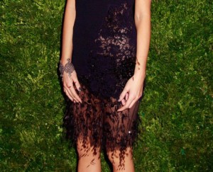 blake-lively-in-chanel-2010-cfda-vogue-fashion-fund-awards-olsen-twins-news-com-560x455 blake lively in chanel 2010 cfda vogue fashion fund awards olsen twins news com 560x455 300x243 Lace What to Wear to a Holiday Party