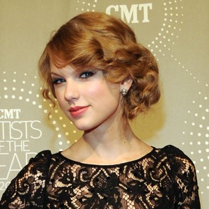 taylor-swift-lace-dress1-300x300 taylor swift lace dress1 300x300 Lace What to Wear to a Holiday Party